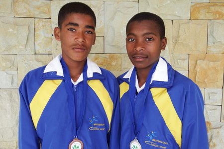  Vlnr is Gansbaai se twee knap landloopatlete met hulle medaljes, Edward Goliath (brons) en German Lewis (silwer)